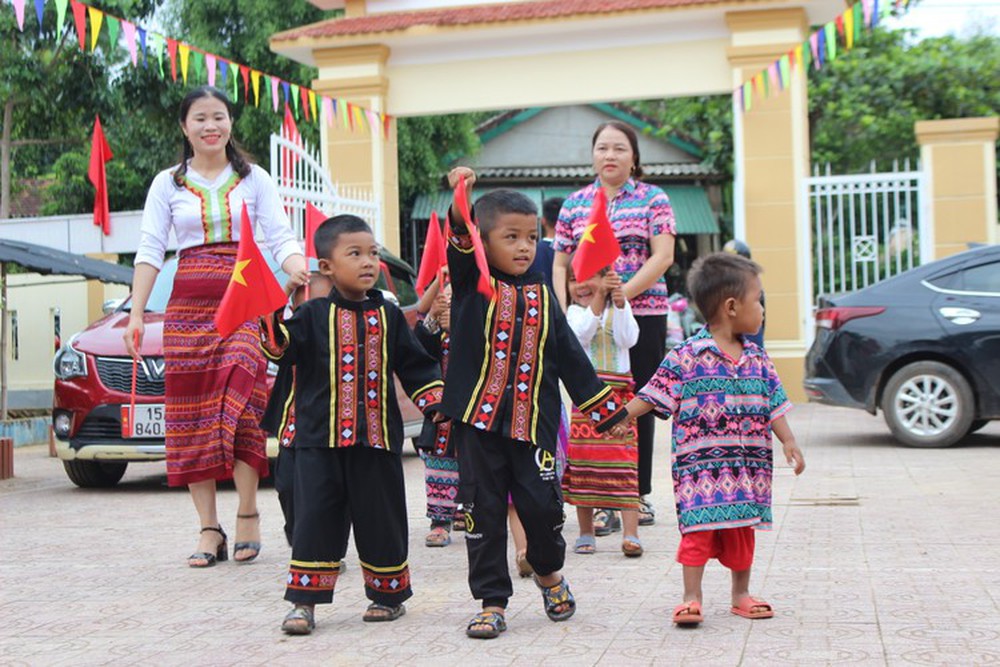 Cô giáo vào tận nhà đón học sinh người Chứt đi khai giảng - Ảnh 11.