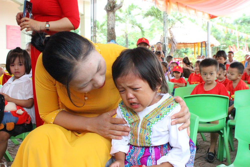 Cô giáo vào tận nhà đón học sinh người Chứt đi khai giảng - Ảnh 15.