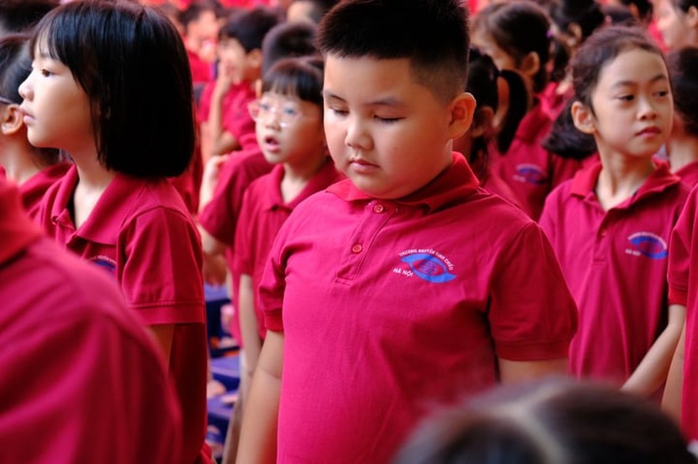 Bố bế con, bà ôm cháu bại não hát Quốc ca, đón khai giảng tại ngôi trường đặc biệt
