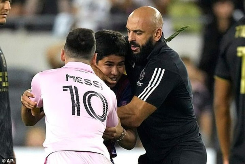 Vệ sỹ riêng nhận lương 3 triệu USD kèm cặp Messi như hình với bóng - Ảnh 1. Vệ sỹ riêng nhận lương 3 triệu USD kèm cặp Messi như hình với bóng - Ảnh 1.