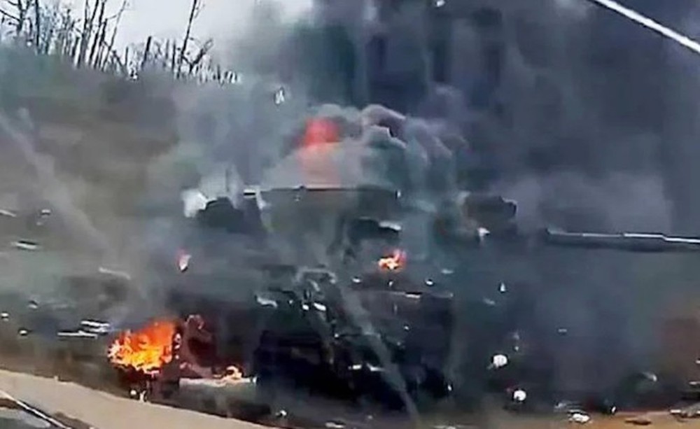 Lần đầu xuất hiện trong xung đột Nga – Ukraine, xe tăng Challenge 2 trúng hỏa lực bùng cháy - Ảnh 1.