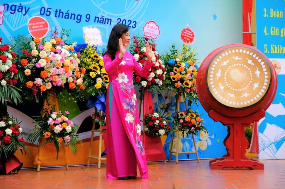 Bố bế con, b&agrave; &ocirc;m ch&aacute;u bại n&atilde;o h&aacute;t Quốc ca, đ&oacute;n khai giảng tại ng&ocirc;i trường đặc biệt - Ảnh 5.