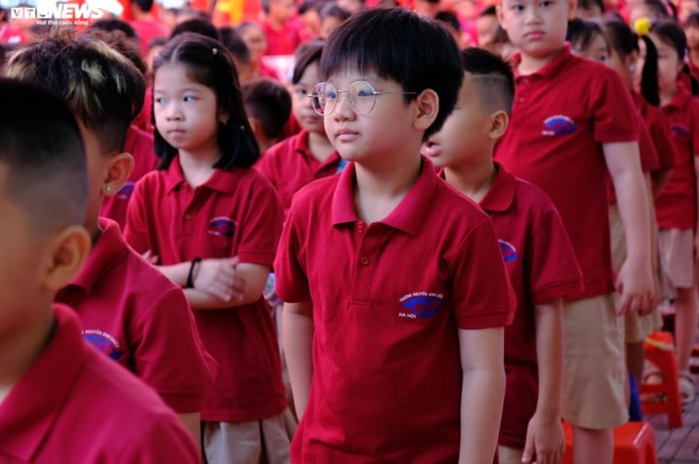 Bố bế con, bà ôm cháu bại não hát Quốc ca, đón khai giảng tại ngôi trường đặc biệt - Ảnh 2. Bố bế con, bà ôm cháu bại não hát Quốc ca, đón khai giảng tại ngôi trường đặc biệt - Ảnh 2.