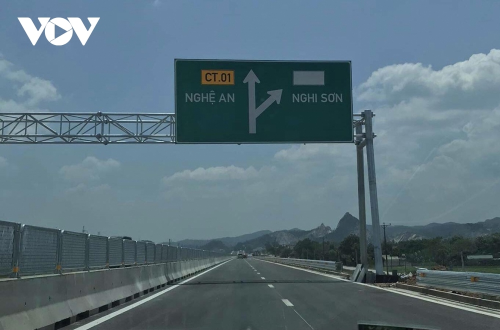 Sau thông xe, Bộ GTVT cho phép xe khách tuyến cố định đi trên cao tốc Bắc-Nam - Ảnh 2.