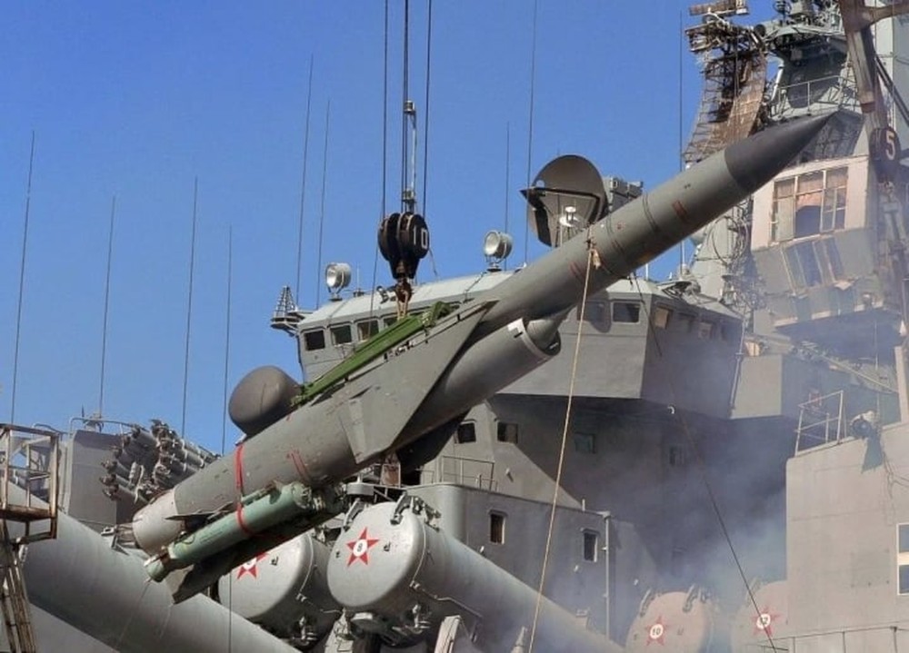 Ukraine lo lắng khi Nga dùng sát thủ tàu sân bay thời Liên Xô tấn công mặt đất - Ảnh 1.