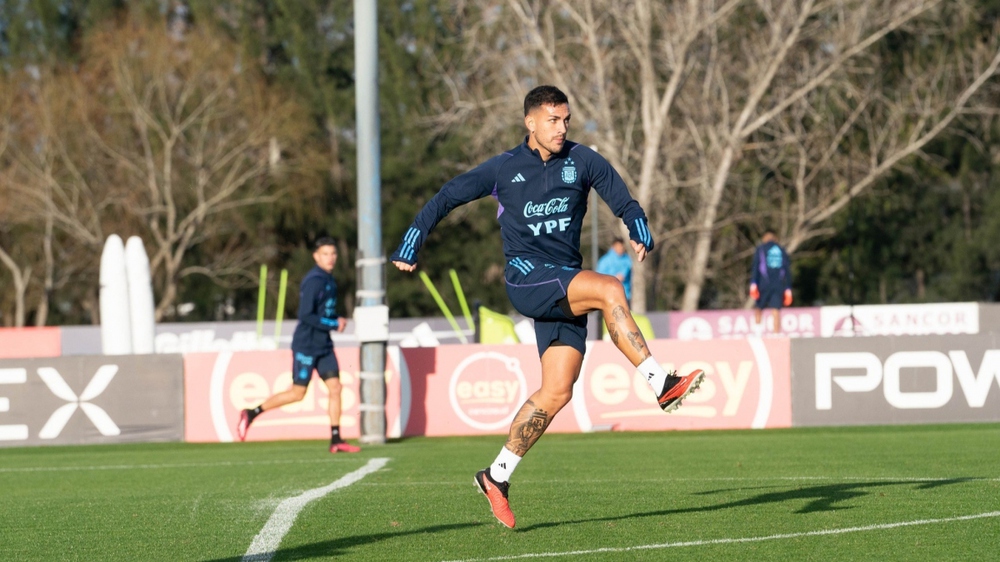 ĐT Argentina khởi động h&agrave;nh tr&igrave;nh bảo vệ C&uacute;p v&agrave;ng World Cup, Messi tạm vắng mặt - Ảnh 6.