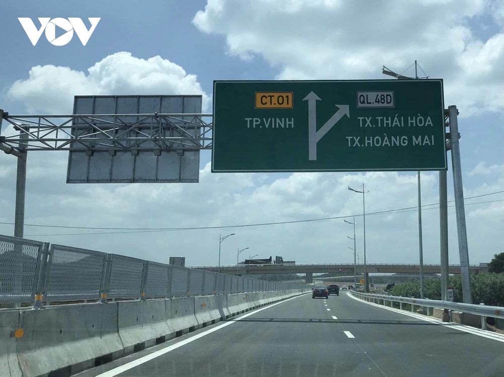 Sau thông xe, Bộ GTVT cho phép xe khách tuyến cố định đi trên cao tốc Bắc-Nam - Ảnh 1.