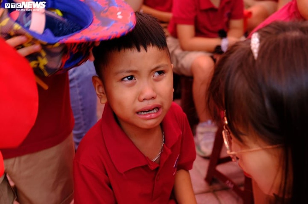 Bố bế con, b&agrave; &ocirc;m ch&aacute;u bại n&atilde;o h&aacute;t Quốc ca, đ&oacute;n khai giảng tại ng&ocirc;i trường đặc biệt - Ảnh 11.