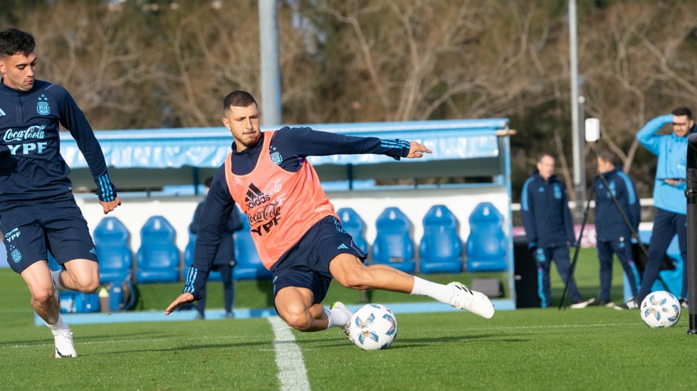 ĐT Argentina khởi động h&agrave;nh tr&igrave;nh bảo vệ C&uacute;p v&agrave;ng World Cup, Messi tạm vắng mặt - Ảnh 5.