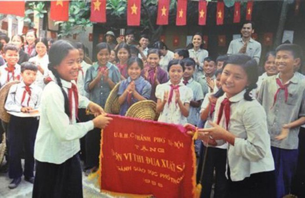 Những hình ảnh lễ khai giảng “ngày xửa ngày xưa”: Một tấm phông vải cắt hồ dán, áo trắng quần xanh giản dị