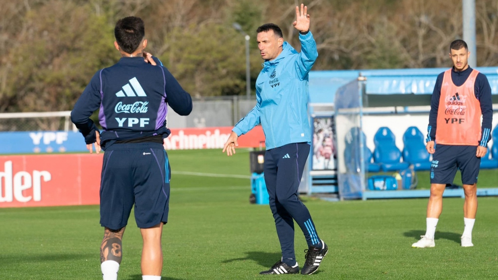 ĐT Argentina khởi động h&agrave;nh tr&igrave;nh bảo vệ C&uacute;p v&agrave;ng World Cup, Messi tạm vắng mặt - Ảnh 4.