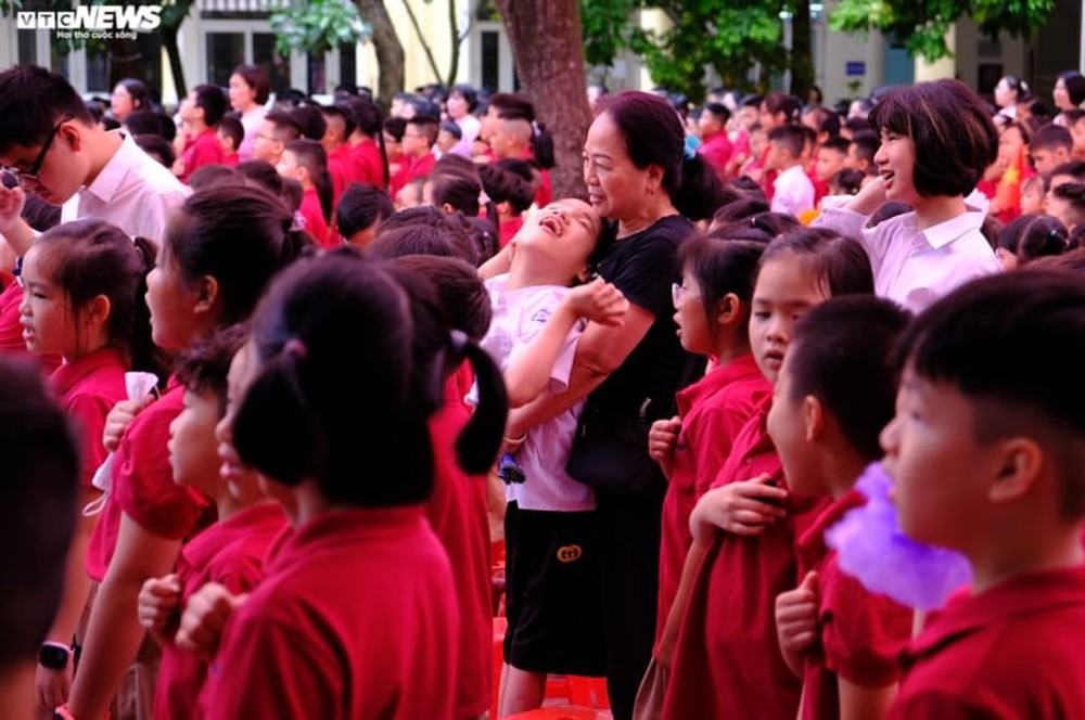 Bố bế con, b&agrave; &ocirc;m ch&aacute;u bại n&atilde;o h&aacute;t Quốc ca, đ&oacute;n khai giảng tại ng&ocirc;i trường đặc biệt - Ảnh 9.