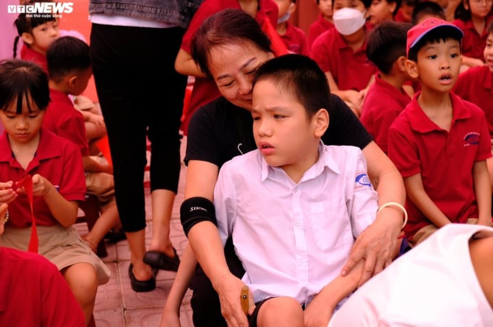Bố bế con, b&agrave; &ocirc;m ch&aacute;u bại n&atilde;o h&aacute;t Quốc ca, đ&oacute;n khai giảng tại ng&ocirc;i trường đặc biệt - Ảnh 8.