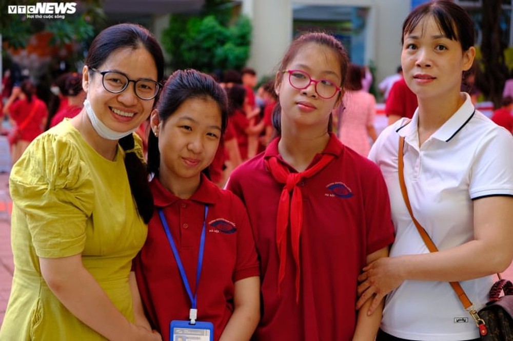 Bố bế con, b&agrave; &ocirc;m ch&aacute;u bại n&atilde;o h&aacute;t Quốc ca, đ&oacute;n khai giảng tại ng&ocirc;i trường đặc biệt - Ảnh 7.