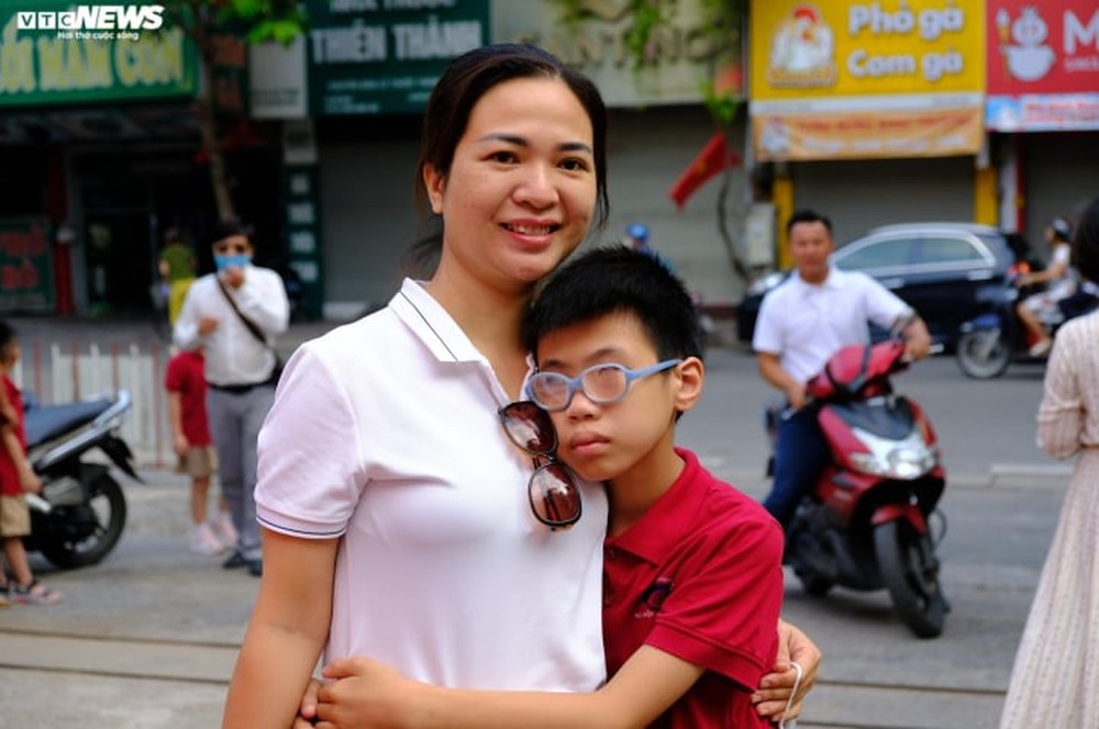 Bố bế con, b&agrave; &ocirc;m ch&aacute;u bại n&atilde;o h&aacute;t Quốc ca, đ&oacute;n khai giảng tại ng&ocirc;i trường đặc biệt - Ảnh 6.