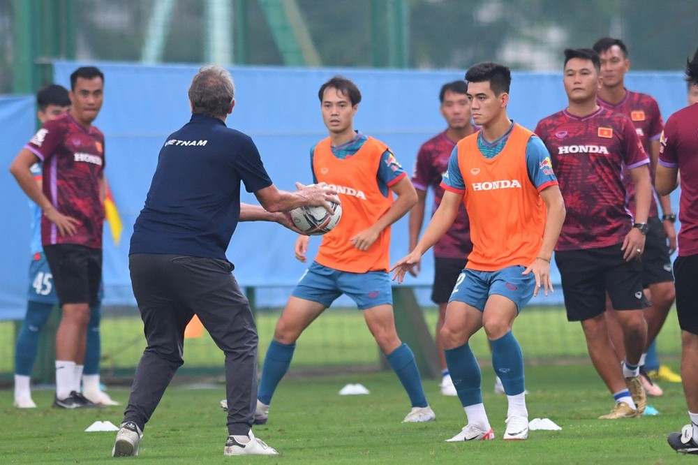 HLV Troussier lý giải giáo án kỳ lạ, U23 Guam tự tin đấu U23 Việt Nam vì có nhiều cầu thủ từ Mỹ - Ảnh 1.