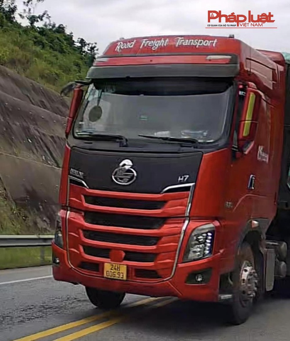 Xe container lấn làn vượt ẩu suýt gây tai nạn nghiêm trọng trên cao tốc Nội Bài – Lào Cai - Ảnh 2.