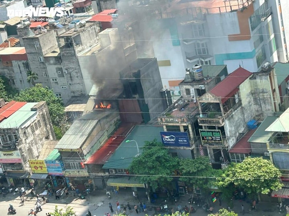 Nhà 3 tầng ở Hà Nội bốc cháy kèm nhiều tiếng nổ lớn - Ảnh 2.