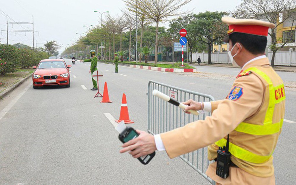 Quy định mới về quyền hạn và các trường hợp cảnh sát giao thông được dừng xe - Ảnh 1.