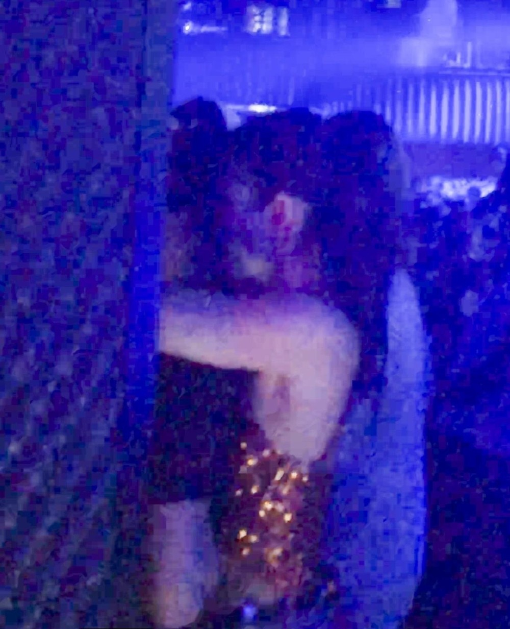 Người mẫu 25 tuổi ôm hôn Leonardo DiCaprio trong hộp đêm là ai? - Ảnh 2.