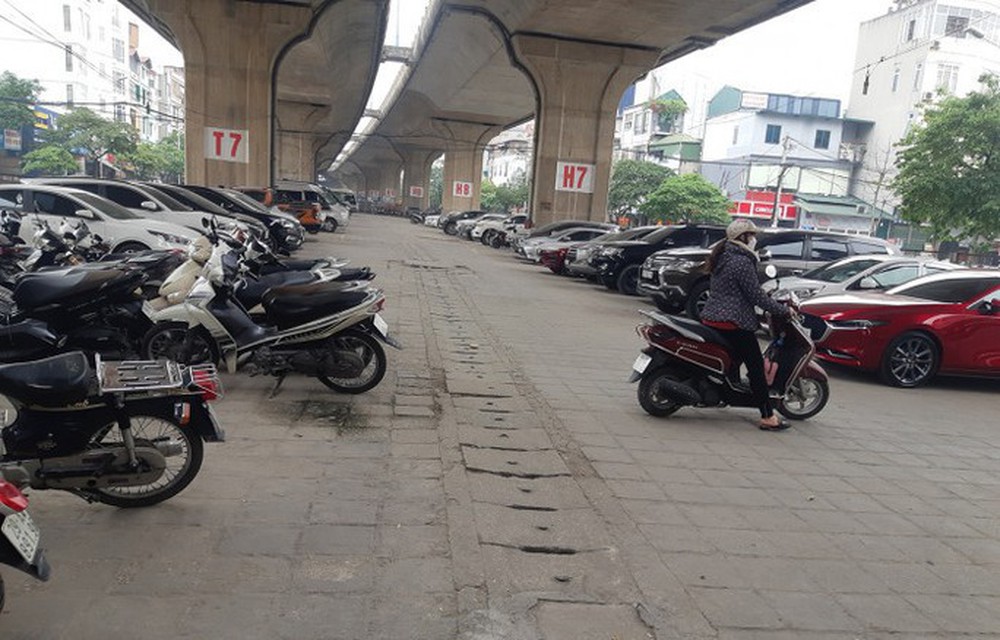 Bộ GTVT nói gì về đề nghị trông giữ xe dưới gầm cầu cạn ở Hà Nội? - Ảnh 1.