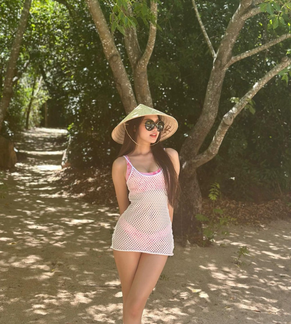 Doãn Hải My diện bikini khoe nhan sắc giữa vườn cây xanh mát - Ảnh 3.