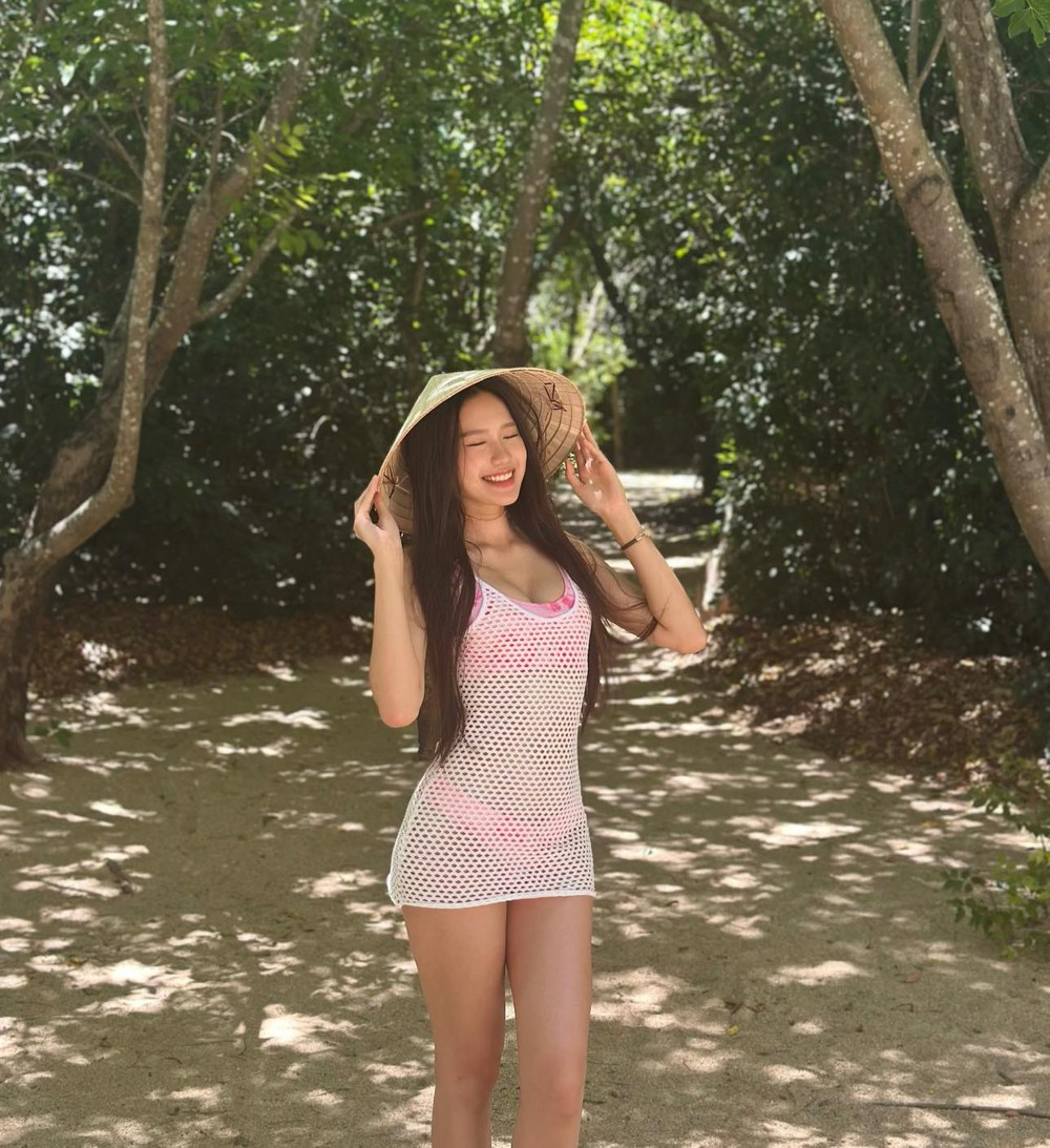 Doãn Hải My diện bikini khoe nhan sắc giữa vườn cây xanh mát - Ảnh 1.