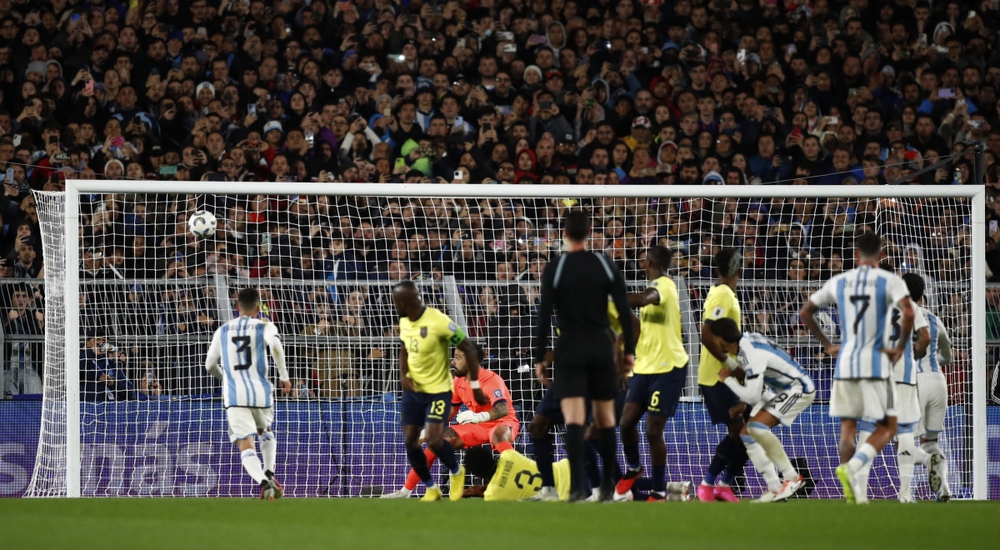 Messi đá phạt thần sầu, Argentina thắng trận ra quân vòng loại World Cup 2026 - Ảnh 2.