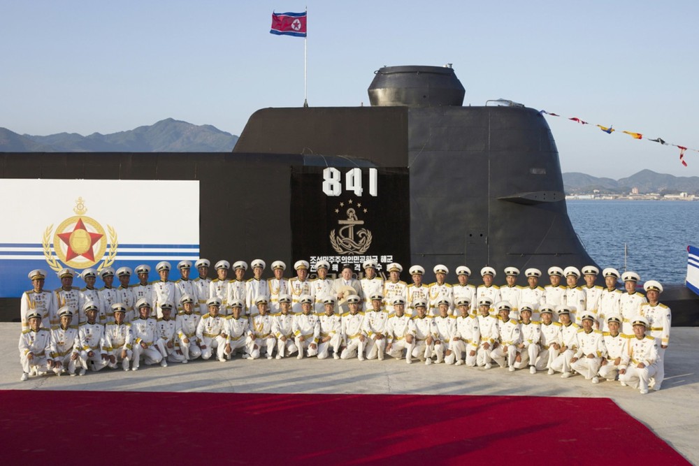 Cận cảnh tàu ngầm tấn công hạt nhân Triều Tiên mới hạ thủy - Ảnh 13.