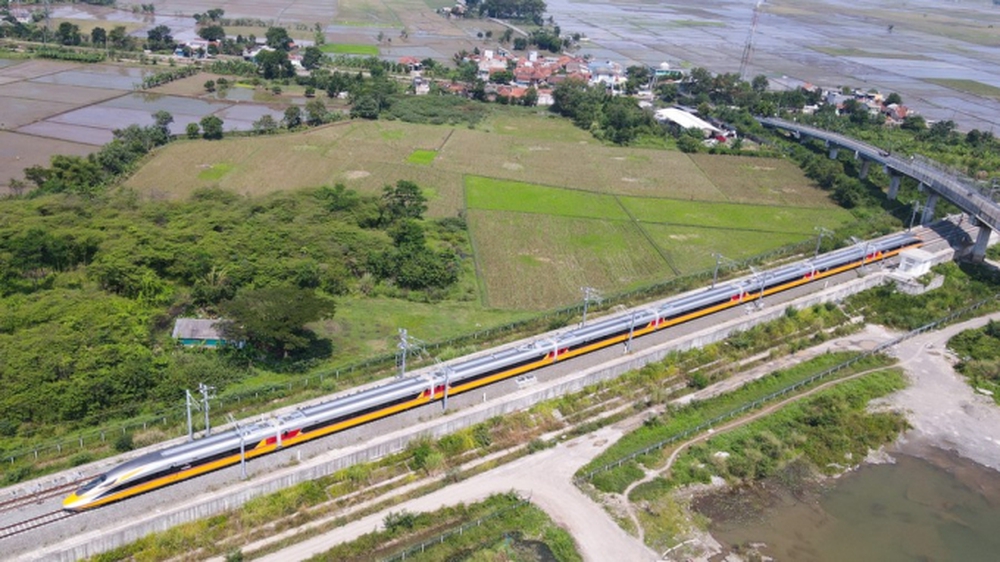 Indonesia chạy thử tuyến cao tốc nhanh nhất ĐNÁ, Thủ tướng Lý Cường tán dương: Chất lượng như tàu ở Trung Quốc - Ảnh 1.