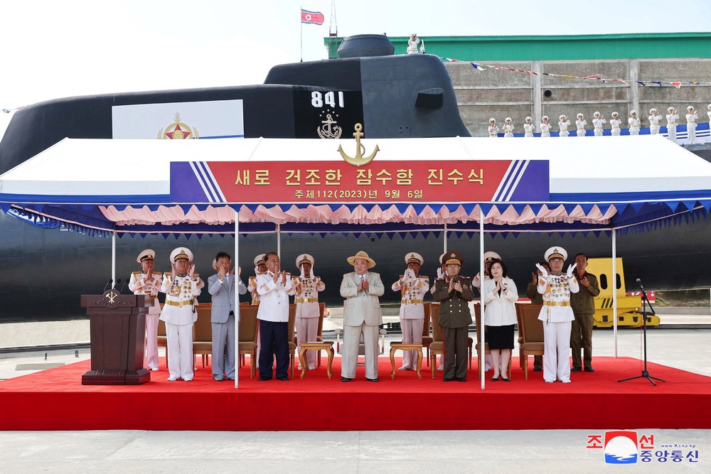 Cận cảnh tàu ngầm tấn công hạt nhân Triều Tiên mới hạ thủy - Ảnh 4.
