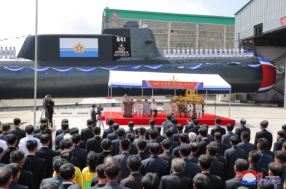Cận cảnh tàu ngầm tấn công hạt nhân Triều Tiên mới hạ thủy - Ảnh 3.