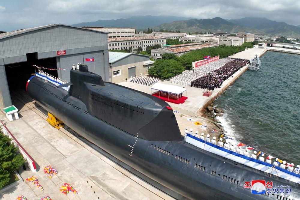 Cận cảnh tàu ngầm tấn công hạt nhân Triều Tiên mới hạ thủy - Ảnh 1.