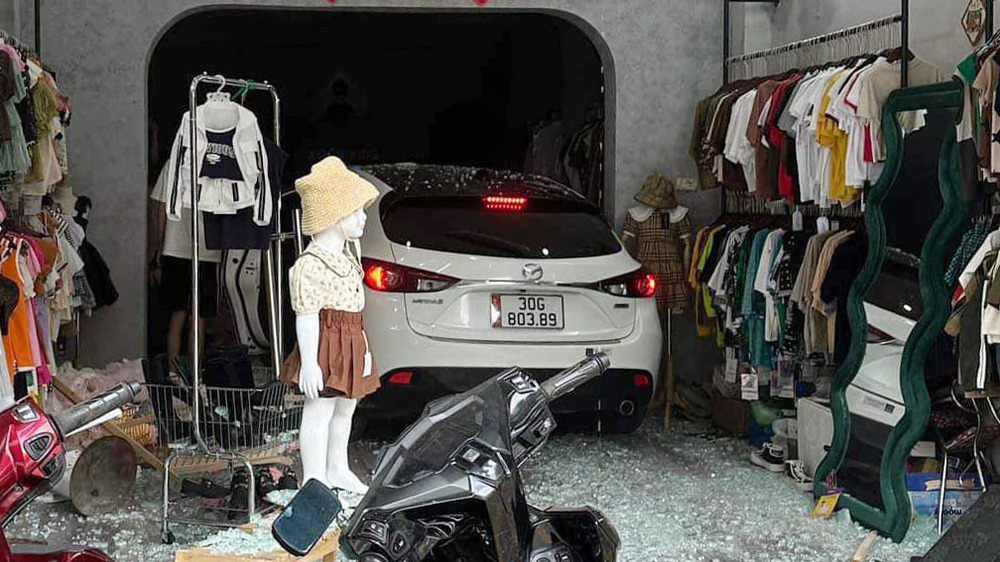 Đằng sau những bức ảnh TNGT: Nghi nhầm chân ga – Mazda3 lao thẳng vào cửa hàng quần áo - Ảnh 5.