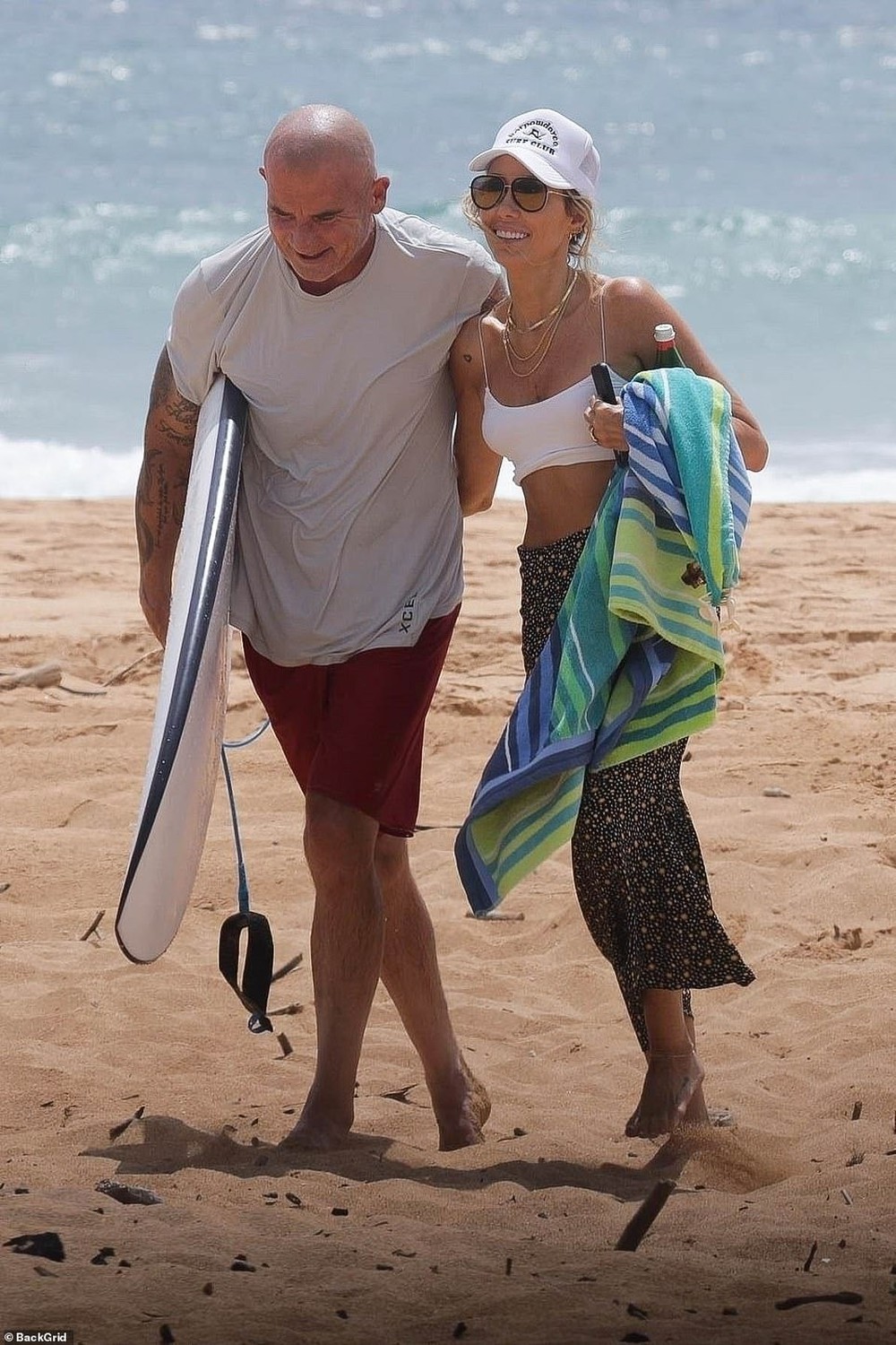 Miley Cyrus diện bikini đọ dáng với mẹ ruột U60 - Ảnh 13.