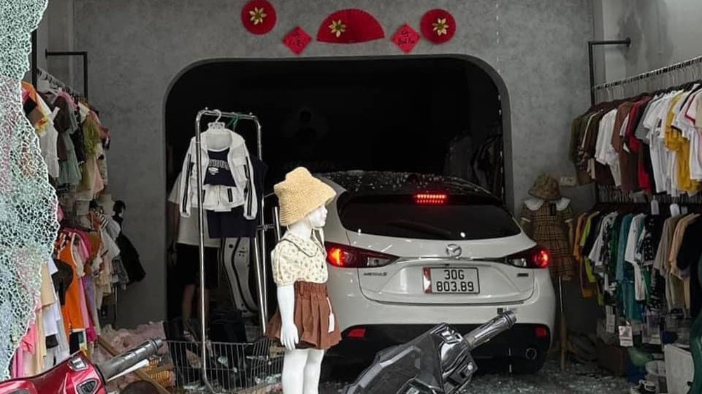 Đằng sau những bức ảnh TNGT: Nghi nhầm chân ga – Mazda3 lao thẳng vào cửa hàng quần áo - Ảnh 4.