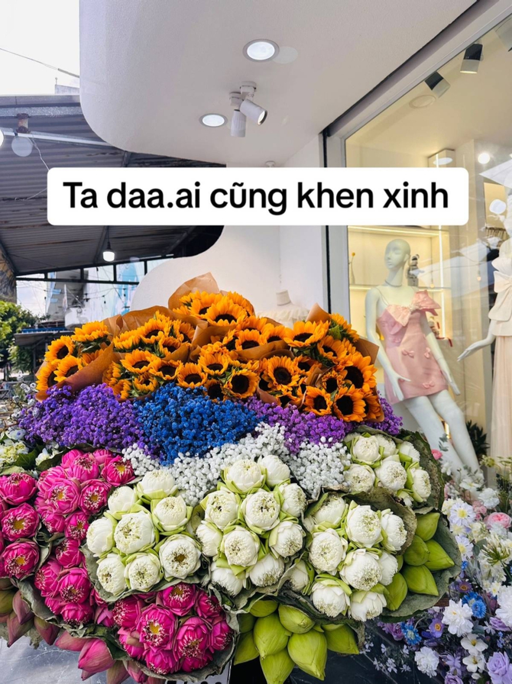 9X bỏ 3 triệu đu trend gánh hoa thu Hà Nội, cho khách chụp free nhưng vẫn khẳng định: Mình lãi, không lỗ! - Ảnh 2.