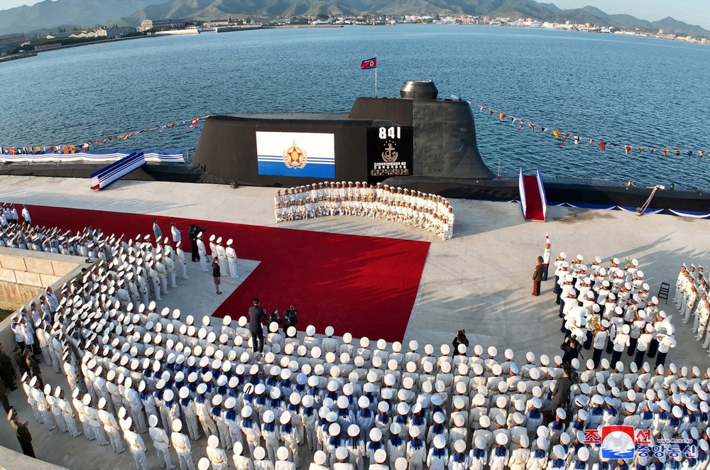 Cận cảnh tàu ngầm tấn công hạt nhân Triều Tiên mới hạ thủy - Ảnh 9.