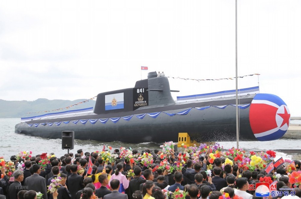 Cận cảnh tàu ngầm tấn công hạt nhân Triều Tiên mới hạ thủy - Ảnh 8.