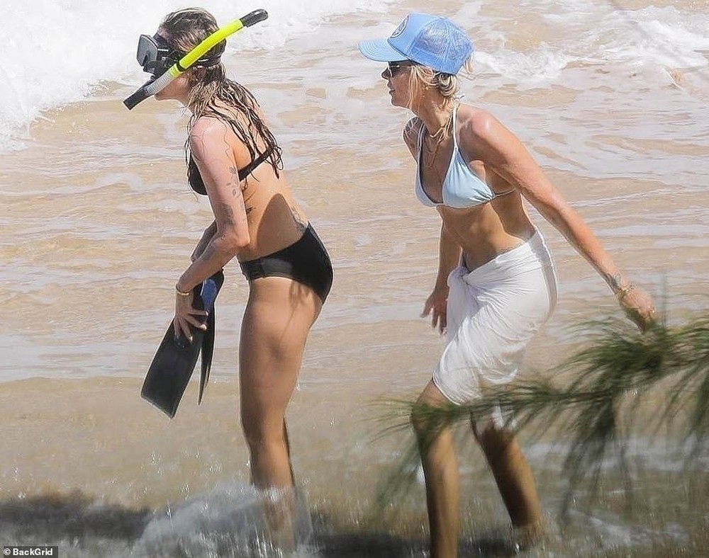 Miley Cyrus diện bikini đọ dáng với mẹ ruột U60 - Ảnh 8.