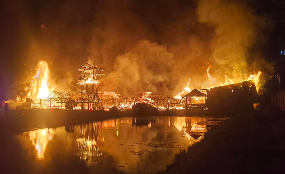 Hỏa hoạn kinh hoàng thiêu rụi Chợ nổi Pattaya, nhiều người liều mình nhảy xuống sông thoát thân - Ảnh 2.