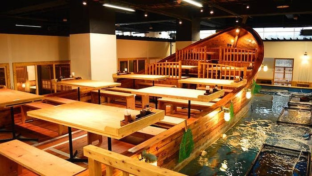 Nhà hàng Nhật Bản hút khách nhờ chiêu độc: Cho khách đánh bắt tôm cá lên ăn tại bàn - Ảnh 1.