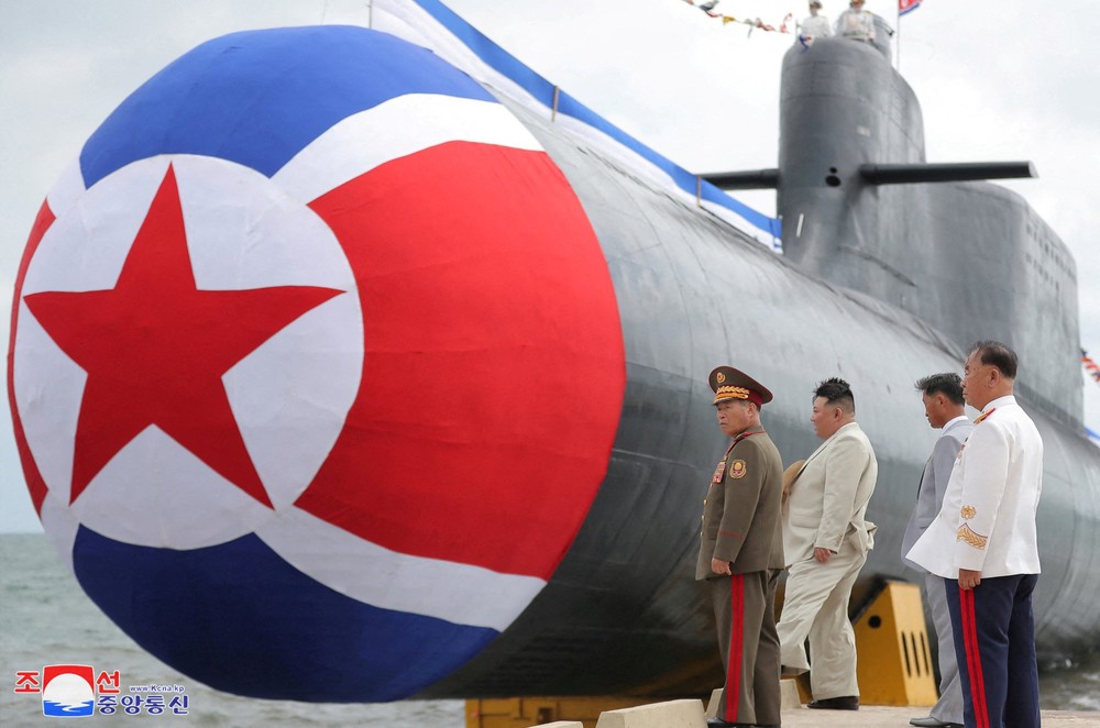 Cận cảnh tàu ngầm tấn công hạt nhân Triều Tiên mới hạ thủy - Ảnh 6.