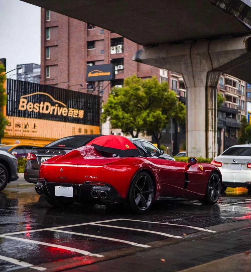 Chi hơn 40 tỷ mua siêu ô tô nhưng không che được mưa nắng, vừa đi vừa cầm ô - Ảnh 3.
