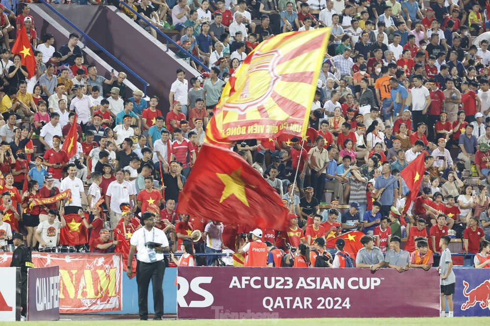 Sau cơn mưa, người hâm mộ Phú Thọ quyết nhuộm đỏ sân Việt Trì, cổ vũ U23 Việt Nam - Ảnh 14.