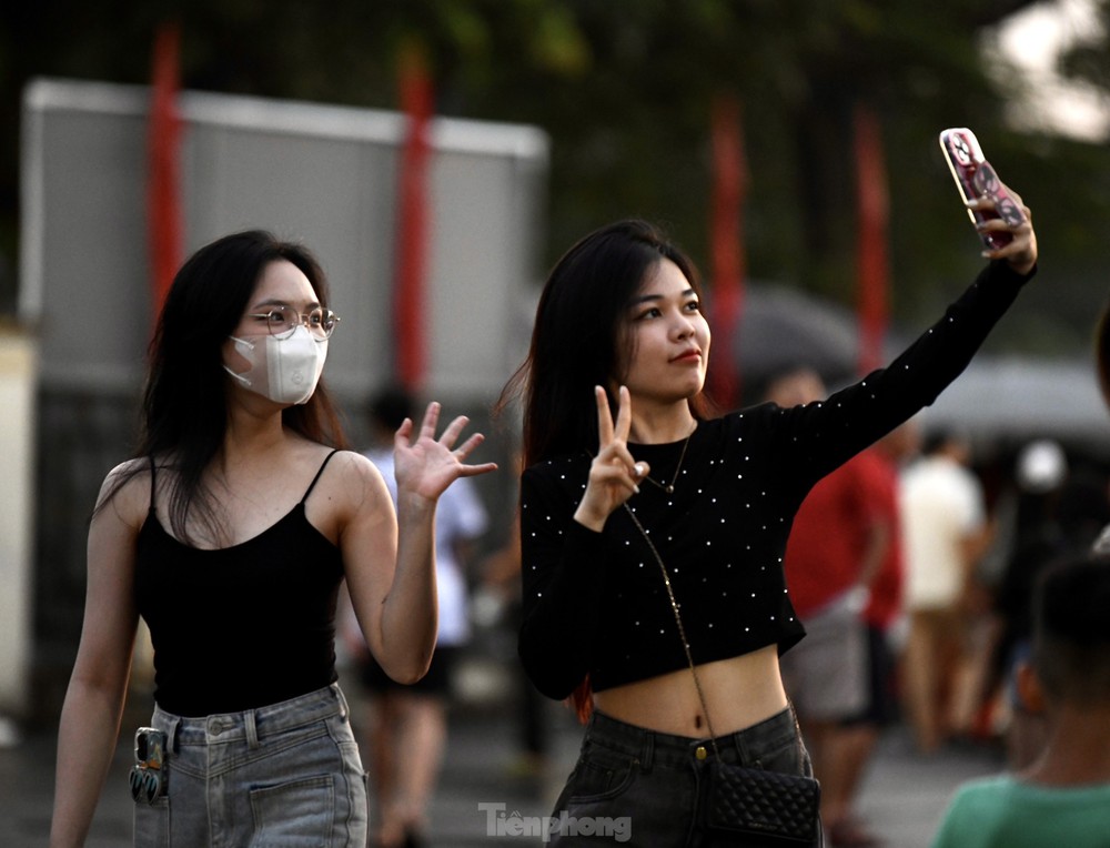 Sau cơn mưa, người hâm mộ Phú Thọ quyết nhuộm đỏ sân Việt Trì, cổ vũ U23 Việt Nam - Ảnh 5.