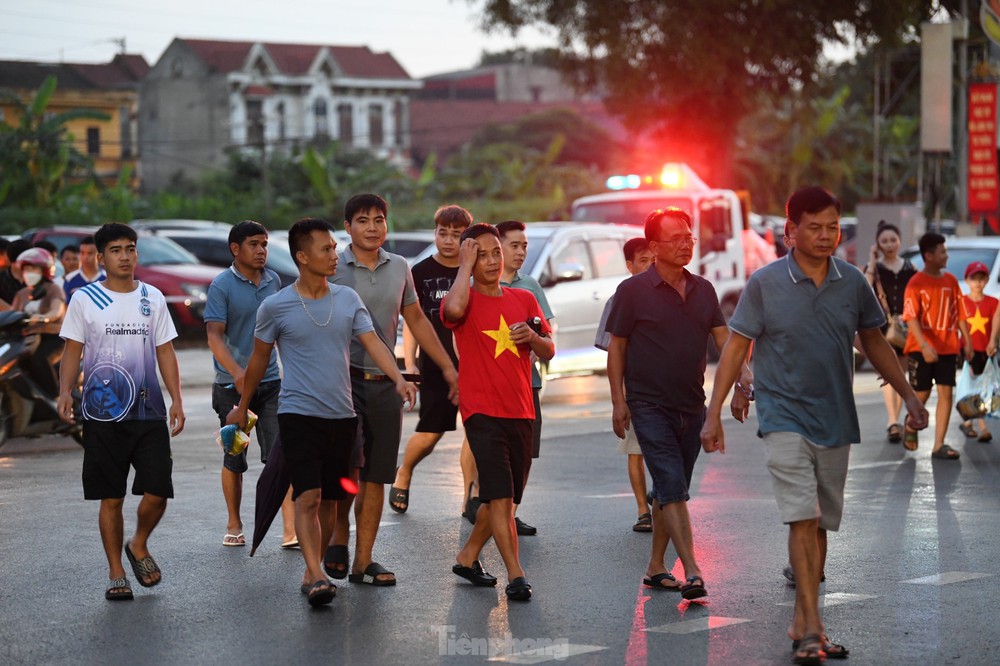 Sau cơn mưa, người hâm mộ Phú Thọ quyết nhuộm đỏ sân Việt Trì, cổ vũ U23 Việt Nam - Ảnh 2. Sau cơn mưa, người hâm mộ Phú Thọ quyết nhuộm đỏ sân Việt Trì, cổ vũ U23 Việt Nam - Ảnh 2.