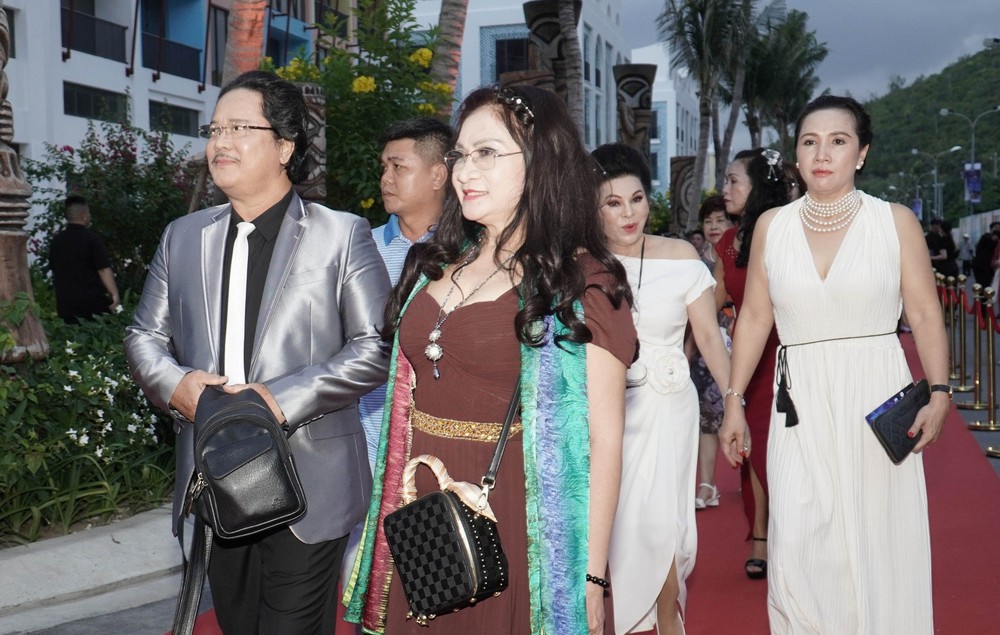 Dàn sao nữ diện váy cúp ngực tại thảm đỏ Cánh diều Vàng 2023 - Ảnh 6.