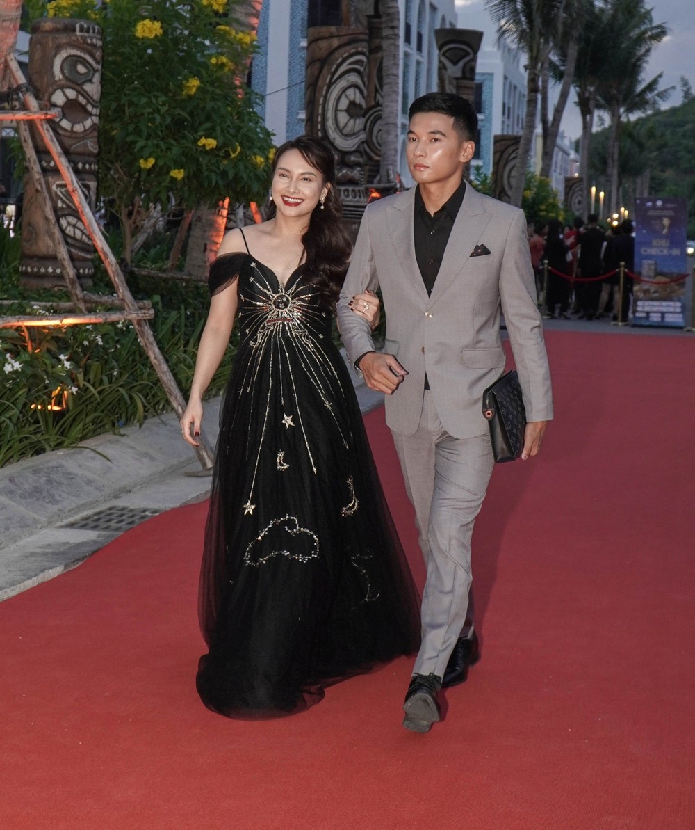 Dàn sao nữ diện váy cúp ngực tại thảm đỏ Cánh diều Vàng 2023 - Ảnh 5.