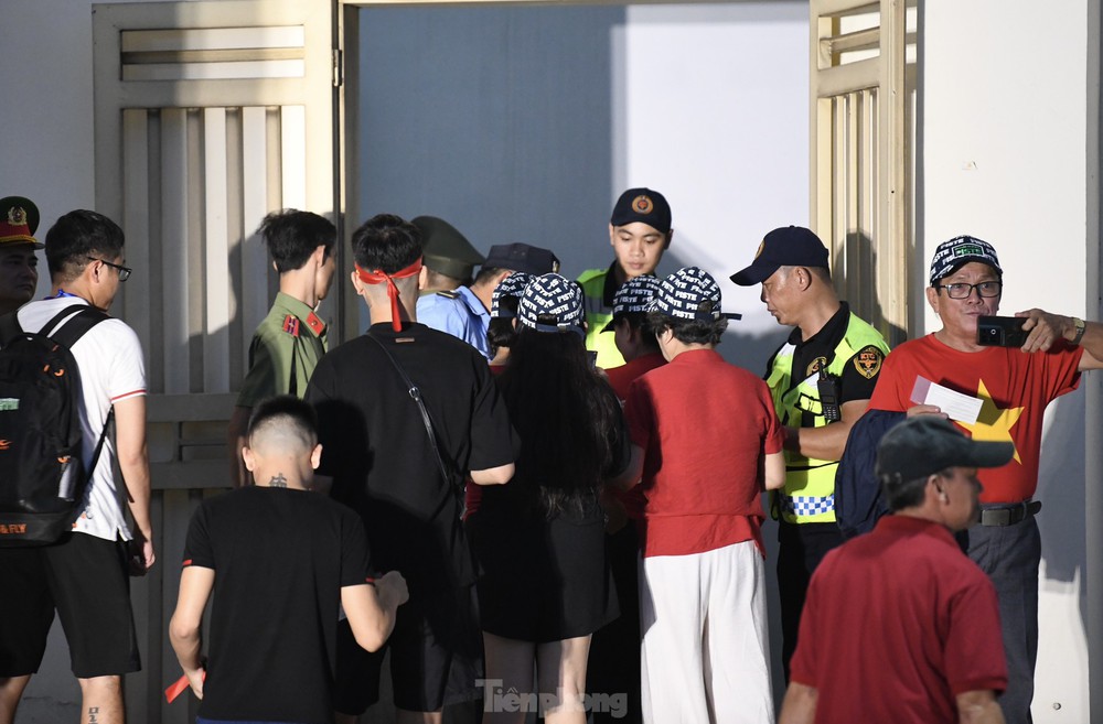 Sau cơn mưa, người hâm mộ Phú Thọ quyết nhuộm đỏ sân Việt Trì, cổ vũ U23 Việt Nam - Ảnh 7.